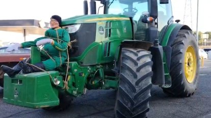 Tractors concentrats a l'àrea de servei de l'A-2 a Fondarella.
