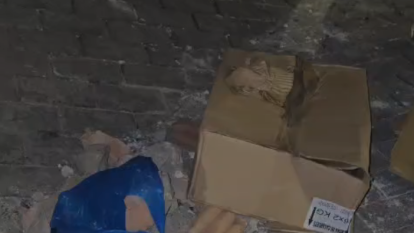 Munt de pedres preparades ahir durant la baralla.