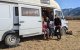 El Pau i la Sara, amb l’Índia i el Nil a l’autocaravana aparcada en una finca de la Cerdanya.