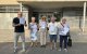 Familiars d’usuaris davant la residència, que compta amb 96 places geriàtriques i 30 de centre de dia, amb les queixes presentades. - MARC CARBONELL