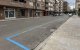 Places de zona verda sense ocupar ahir al carrer Segrià, a Joc de la Bola. - MARC CARBONELL