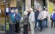 Pensionistes fent cua ahir a primera hora del matí en una agència de l’avinguda Catalunya de Lleida.
