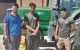 Berini amb Mimoun, un dels actuals alumnes del curs, i Ilyas, que treballa per a la fundació després d’haver acabat la formació. - T. CONTRERAS