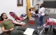 Estudiantes donando sangre ayer en el punto de extracción en el Rectorat de la Universitat de Lleida. 