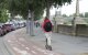 Imatge d’arxiu d’una dona en patinet elèctric pel carril bici de l’avinguda del Segre.