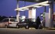 Conductors es proveeixen en una gasolinera del polígon industrial El Segre de Lleida, en una imatge d’arxiu.