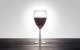 Una copa de vino tinto.
