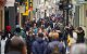 Gran afluència de persones durant el matí d’ahir a l’Eix Comercial de Lleida. - JORGE AGUSTÍN