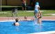 Banyistes de les piscines municipals del barri de Cappont de Lleida