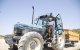 Josep Mas puja al tractor amb una agilitat admirable. - C.MARSIÑACH