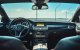 El interior de un coche.