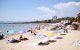 Turistes i banyistes prenent el sol i banyant-se a la platja de Salou