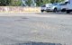 Primer pla de l’asfalt enquitranat d’un aparcament de Lleida a mitjans d’aquesta setmana. - JOAN TEIXIDÓ