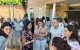 El secretari judicial, amb l’alcaldessa de Balaguer i tècnics de Serveis Socials davant de la casa. - E.FARNELL