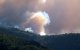 Un helicòpter tira aigua a la Vall de Vinyes de Paüls cap on sha desplaçat l'incendi més actiu
