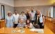 Vallverdú, amb un pastís d’aniversari, en l’entrega de l’original a l’editorial Salòria a Balaguer. - IEI