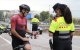 Un ciclista mostra la seva documentació als Mossos d'Esquadra en un control de trànsit.