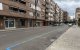 Places de zona verda sense ocupar ahir al carrer Segrià, a Joc de la Bola. - MARC CARBONELL