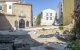 Nova vista al carrer Cavallers- La demolició dels tres edificis en ruïna dels números 34, 36 i 38 del carrer Cavallers permet obtenir una nova perspectiva de la zona i fer més visible l’edifici del Roser, en el qual està ubicat el Parador. En aquest solar alliberat després de l’enderrocament, unit al dels números 28, 30 i 32, està previst que la Paeria impulsi la construcció per part d’un promotor privat d’entre 20 i 22 habitatges de lloguer assequible per a joves, per ajudar a regenerar el Barri Antic. - ÀLEX SAMPER