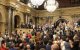 Els diputats, aplaudint representants del món local després de l’aprovació del text. - M. CODINAS
