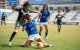 Noe protegint una pilota davant la pressió de l’atacant rival Lezcano. - PAU PASCUAL