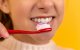 Una persona cepillándose los dientes.