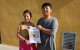 Jiaixiang Jin i Asmae Soussi, davant de la inscripció de Joan Solà, amb la regidora de Cultura, Lluïsa Pla. - J.GÓMEZ