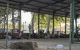 Un grup de persones s’ha instal·lat en un dels coberts de la Fira, al costat dels pavellons. - ACN