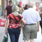 Dos pensionistas dando un paseo este verano.