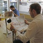 Imagen de archivo de lectores leyendo el diario SEGRE
