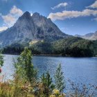 Un agente de la URMA de los Mossos haciendo vigilancia en Aigüestortes en el lago de Sant Maurici, con Els Encantats al fondo.