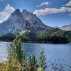 Un agent de l’URMA dels Mossos fent vigilància a Aigüestortes al llac de Sant Maurici, amb els Encantats al fons.