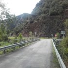El acceso a Tírvia, donde la inclinación de una torre eléctrica atestigua el movimiento de la ladera.