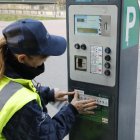 Pueyo, con responsables municipales y empleados de la zona azul.