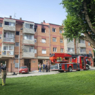 Efectius dels serveis d'emergències que es van traslladar ahir fins al lloc de l'incendi a Balaguer.
