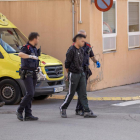 Los Mossos d’Esquadra se llevan al detenido tras ser atendido en el CAP de Almenar. 