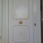 La porta d’una casa amb restes d’ous que van llançar.