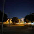 La plaça Clara Campoamor a les fosques durant la nit.