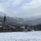 La borrasca ha deixat una lleu nevada a Sort que ha servit per emblanquinar el paisatge