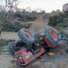Imatge del tractor bolcat ahir a Castelldans. A la dreta, llargues cues a la tarda a l’autovia per un accident a Castellnou de Seana.