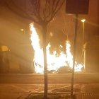 L'incendi en un contenidor a la Rambla de la Mercè de Lleida, al barri de la Mariola, aquest dilluns a la nit.