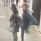 Les càmeres del metro de Barcelona van captar la brutal agressió.