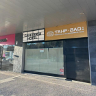 El restaurant asiàtic ha afegit recentment rètols amb les paraules ‘cafeteria’ i ‘hotel’.