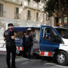 Moment de la batuda dels Mossos d’Esquadra, amb 12 persones detingudes, ahir a la tarda al Barri Antic de Lleida