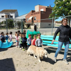 Els més petits juguen amb la mascota.