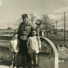 El casiller Josep Villuendas amb els seus dos fills Carme i Jordi en una foto d’arxiu.