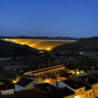 La presa del pantà de l’Albagés va aparèixer il·luminada dimarts al vespre tant en el dic com a la coronació.