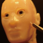 El robot facial con piel 'viva' hecha con células humanas desarrollado en la Universidad de Tokio.