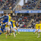 Una acción del partido entre el Lleida y el Badalona Futur en el Camp d'Esports.