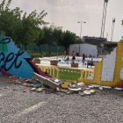 Part del mur de les piscines del poliesportiu de Balaguer, enderrocat i precintat.